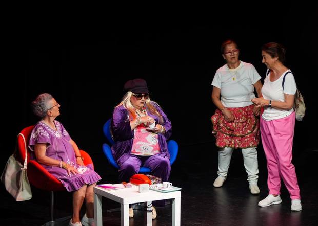 Cuatro actrices en una escena de la muestra