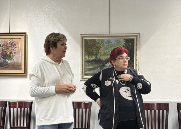 Dos alumnas de pie durante un ejercicio