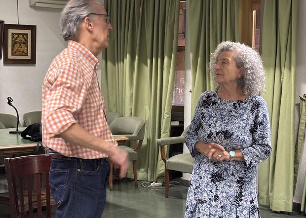 Dos alumnos ensayando una escena