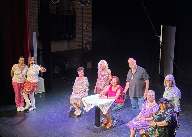 El grupo sobre el escenario durante la muestra